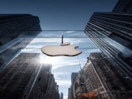 Apple logo at Fifth Avenue flagship store in New York, symbolizing Apple’s stock surge and tech market leadership in 2025